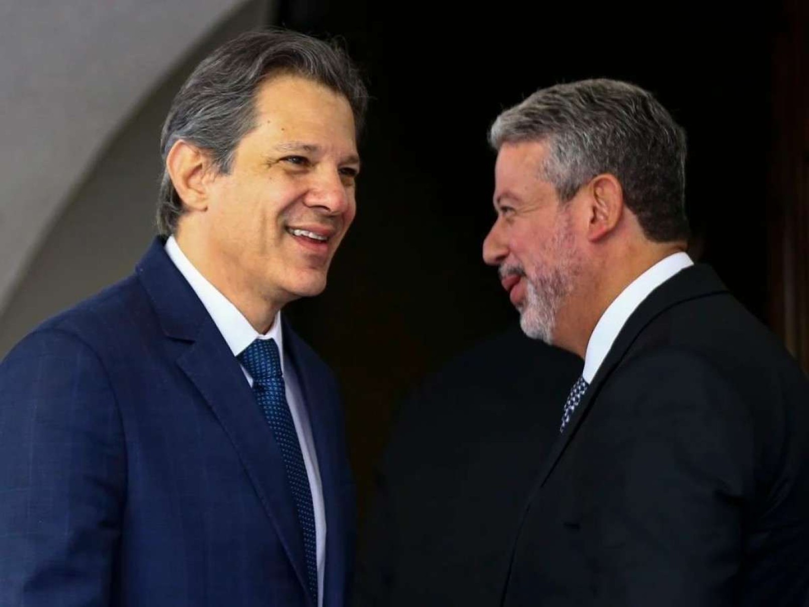 Haddad conversa com militares e Lira; pacote pode ficar para semana que vem