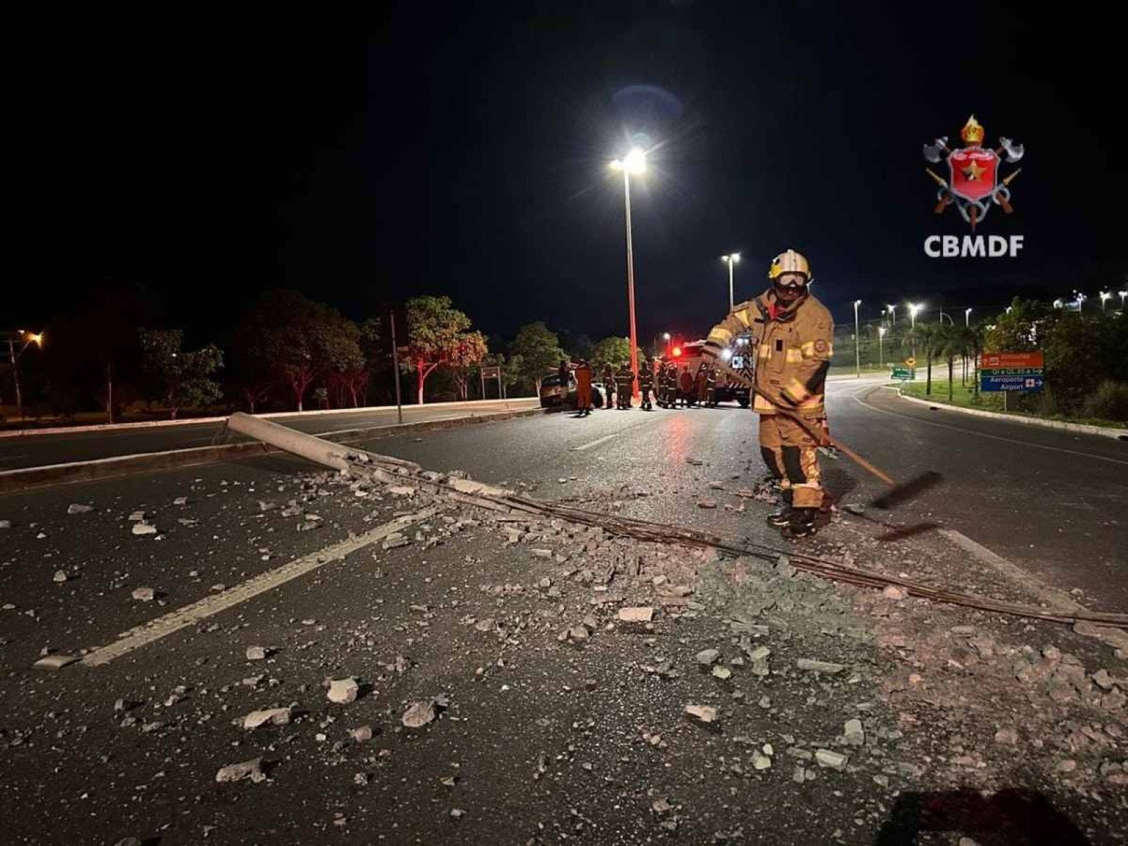 Carros batem em poste de iluminação pública e um deles pega fogo