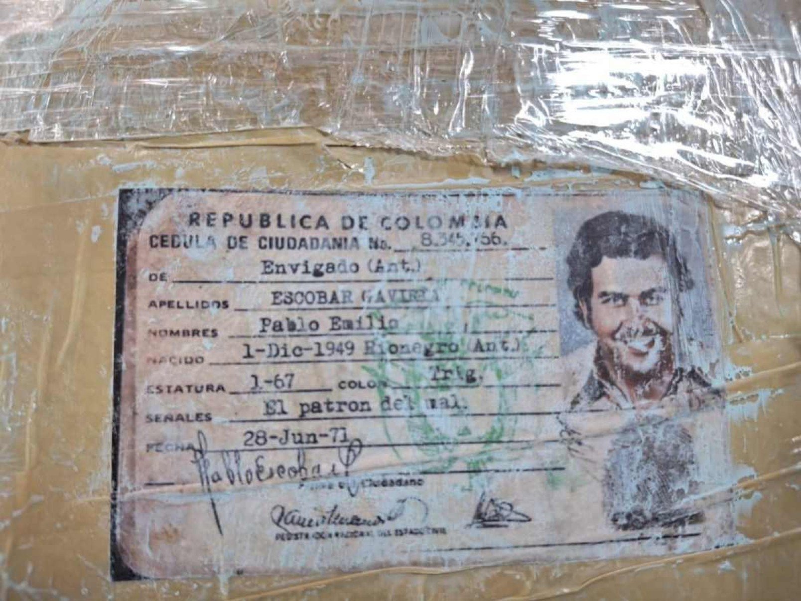 Drogas com foto de Pablo Escobar são apreendidas em aeroporto