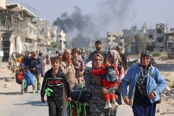 Palestinos deslocados de Beit Hanoun se dirigem até o campo de Jabaliya, no norte da Faixa de Gaza  -  (crédito: Omar Al-Qattaa/AFP)