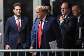 Donald Trump passa ao lado do então deputado Matt Gaetz, depois de julgamento sobre o caso envolvendo propina para a ex-atriz pornô Stormy Daniels  -  (crédito: Mike Segar/AFP)