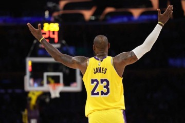 Com o terceiro triplo-duplo consecutivo da temporada, LeBron anotou 35 pontos, 14 assistências e 12 rebotes -  (crédito: Harry How /  AFP)