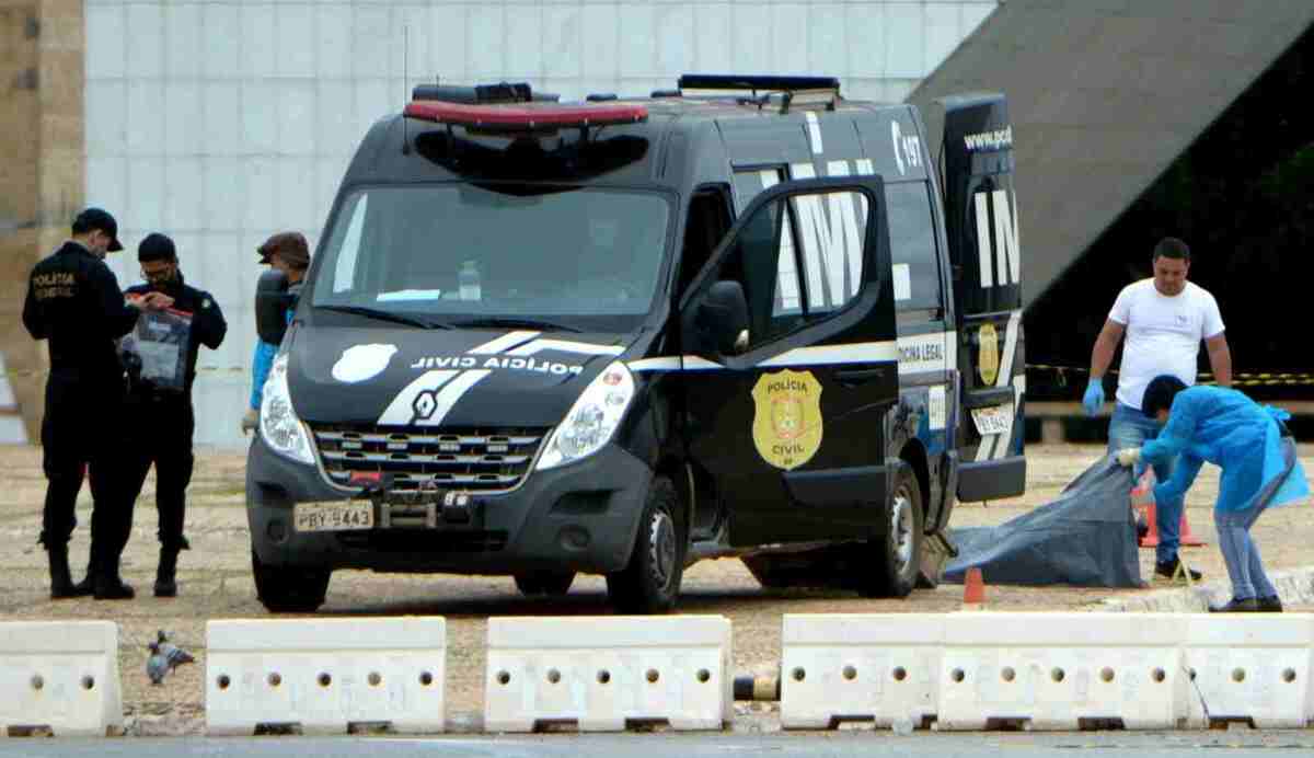 Peritos da Polícia Civil examinam o corpo do autor do atentado ao Supremo -  (crédito: ED ALVES/CB/D.A.Press)