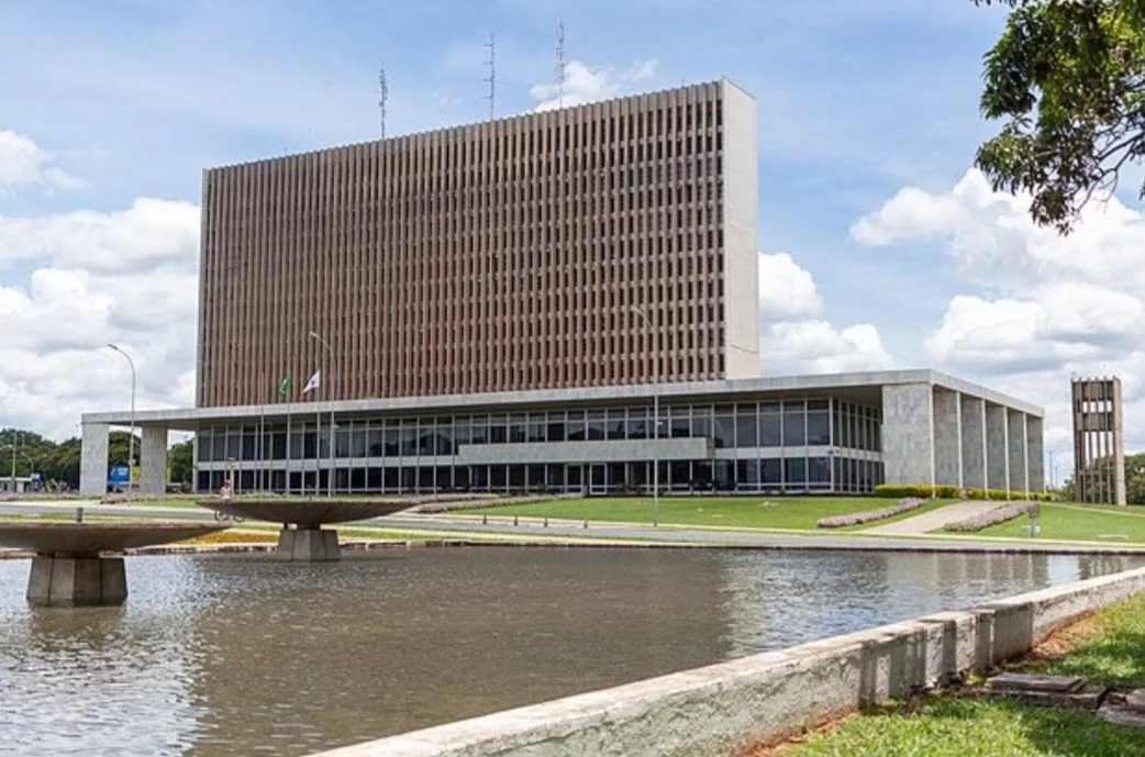 A sede do Governo do Distrito Federal é o Palácio do Buriti. Inaugurado em 1969, ele tem o nome da planta que é símbolo de Brasília. -  (crédito: Webysther  wikimedia commons)