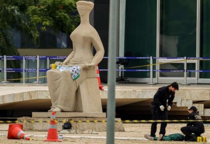 Policiais periciando o corpo de Francisco Wanderley Luiz, de 59 anos, .. retirado da frente do STF,  segundo a Pol..cia Civil do DF, Francisco foi autor das explos..es ocorridas nesta quarta-feira (13) na Pra..a dos Tr..s Poderes -  (crédito: Fabio Rodrigues-Pozzebom/Agência Brasil)