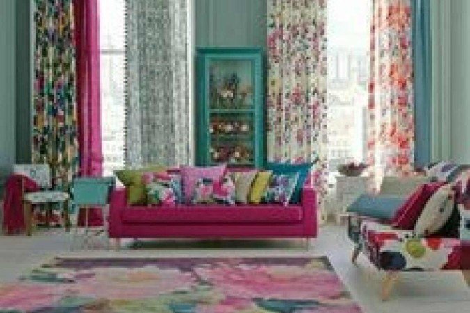 Cores vibrantes, mistura de estampas e texturas são marcas do estilo