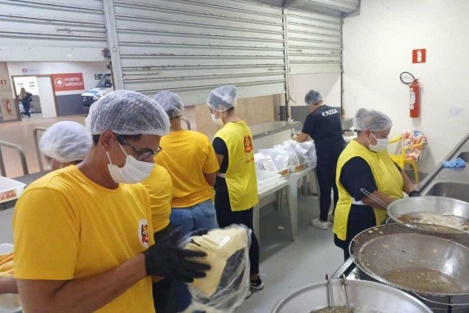 Equipe de Ezequiel preparando lanches para serem vendidos no show