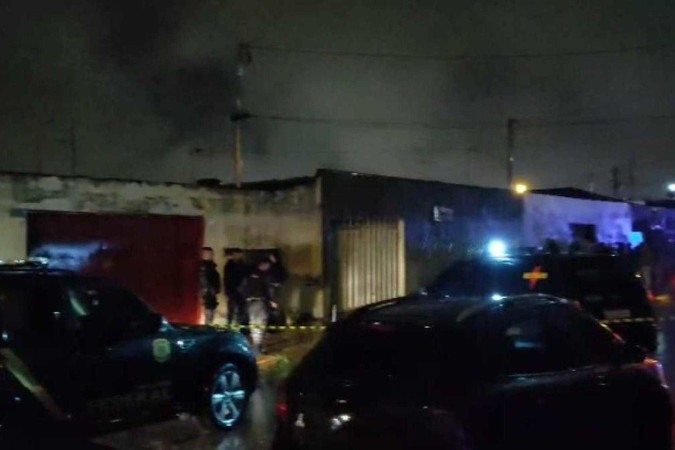 Políciais militares e federais passaram a noite periciando a casa onde o homem morto nas explosões passou os últimos dias -  (crédito: Material cedido ao Correio pelo Ceilândia Muita Treta )