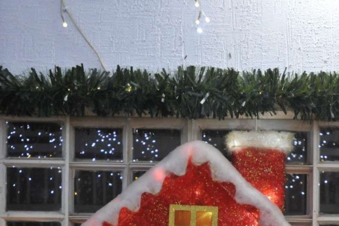 A decoração da Casa do Papai Noel, na M Norte em Taguatinga, não deixa nenhum espaço vazio -  (crédito:  Minervino Júnior/CB)