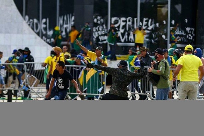 A Polícia brasileira prendeu centenas de envolvidos no ataque, incluindo supostos vândalos, financiadores e incitadores dos atos golpistas de 8 de janeiro - (crédito: Divulgação/Agencia Brasil) A Polícia brasileira prendeu centenas de envolvidos no ataque, incluindo supostos vândalos, financiadores e incitadores dos atos golpistas de 8 de janeiro - (crédito: Divulgação/Agencia Brasil)