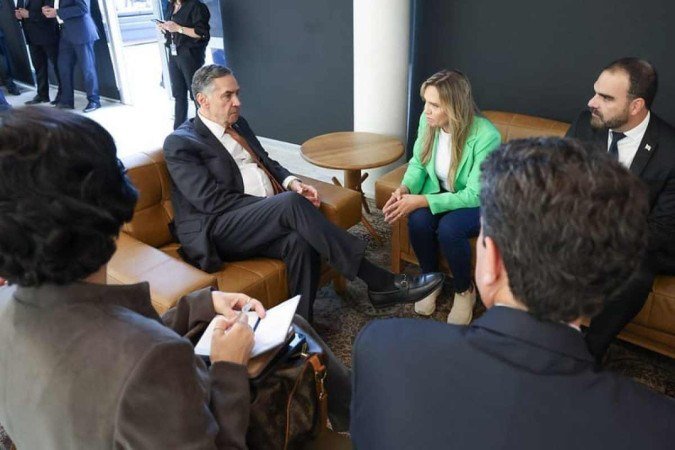 O presidente do Supremo Tribunal Federal (STF), Luís Roberto Barroso, e o ministro Alexandre de Moraes, relator do inquérito dos atos antidemocráticos, se reuniram nesta quinta-feira (14) com a governadora do DF em exercício, Celina Leão - (crédito: Antônio Augusto/STF) O presidente do Supremo Tribunal Federal (STF), Luís Roberto Barroso, e o ministro Alexandre de Moraes, relator do inquérito dos atos antidemocráticos, se reuniram nesta quinta-feira (14) com a governadora do DF em exercício, Celina Leão - (crédito: Antônio Augusto/STF)