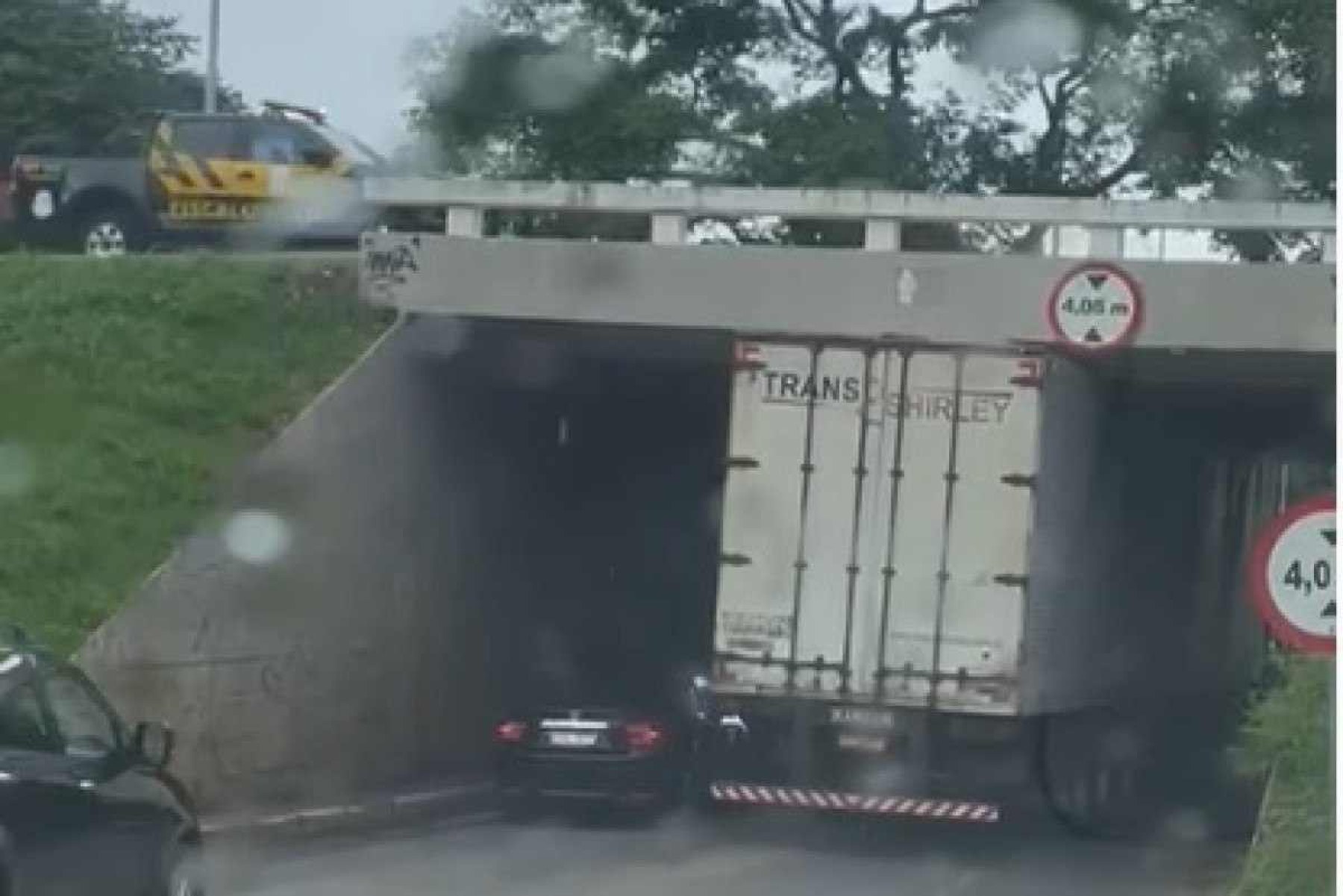 Caminhão fica entalado em tesourinha no fim da Asa Norte; veja vídeo