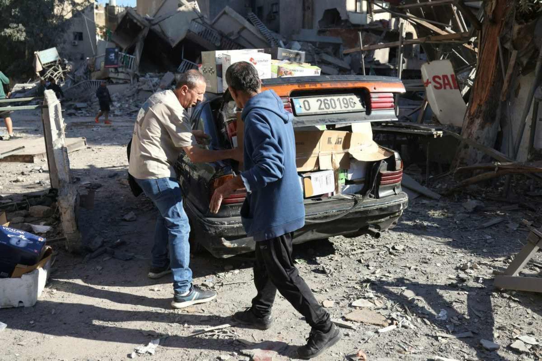 Moradores empacotam seus pertences intactos no local de um ataque aéreo noturno israelense no bairro de Ghobeiry, um subúrbio ao sul de Beirute.      