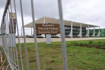 Grades na Praça dos Três Poderes após ataque ao STF -  (crédito: Minervino Júnior/CB/D.A.Press)