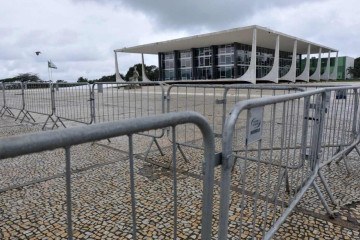 Praça dos Três Poderes deve ficar cercada, pelo menos, até que seja confirmado que o último ataque foi, realmente, um ato isolado -  (crédito: Fotos: Minervino Júnior/CB)