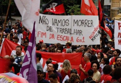 Manifestantes em ato contra a jornada de trabalho 6x1, no Rio de Janeiro, no ano passado -  (crédito:  Tânia Rêgo/Agência Brasil)