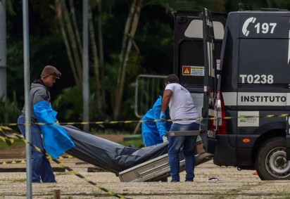 Corpo de Francisco Wanderley é retirado da frente do STF. Filho do extremista está em Brasília para tentar liberá-lo e sepultá-lo em Rio do Sul -  (crédito: Fabio Rodrigues-Pozzebom/Agência Brasil)