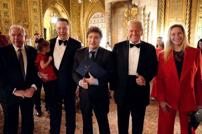 Donald Trump recebe Javier Milei, presidente da Argentina (C), e o bilionário Elon Musk (segundo da esquerda para a direita), na mansão de Mar-a-Lago, na Flórida  -  (crédito: Presidência da Argentina/AFP)