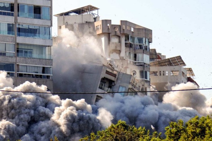 Vista do desabamento de um edifício atingido por um bombardeio israelense, em Ghobeiry, bairro de Beirute 