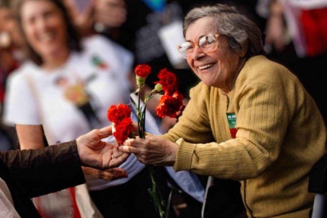 Celeste Caeiro, símbolo da 'Revolução dos Cravos' morreu nesta sexta-feira (15/11) aos 91 anos -  (crédito: Reprodução/PCP)