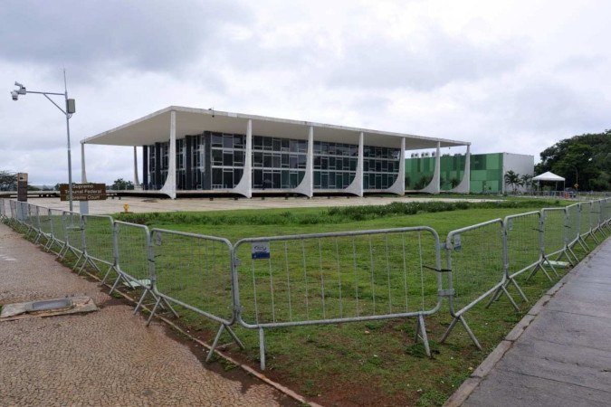  15/11/2024. Crédito: Minervino Júnior/CB/D.A Press. Brasil.  Brasilia - DF. Grades na Praça dos Três Poderes após ataque ao STF.