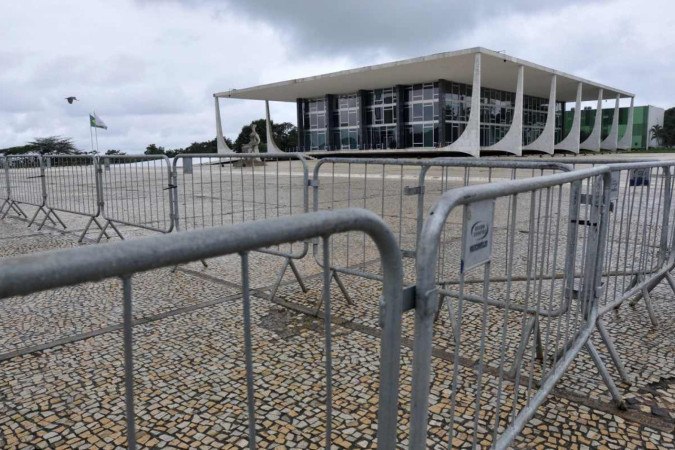 Praça dos Três Poderes deve ficar cercada, pelo menos, até que seja confirmado que o último ataque foi, realmente, um ato isolado -  (crédito: Fotos: Minervino Júnior/CB)