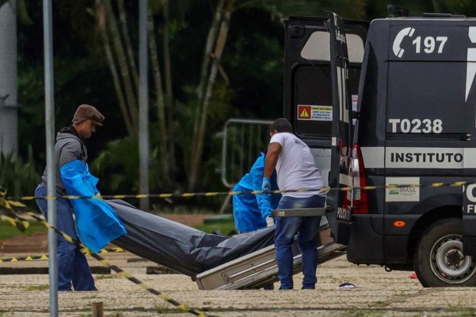 Corpo de Francisco Wanderley é retirado da frente do STF. Filho do extremista está em Brasília para tentar liberá-lo e sepultá-lo em Rio do Sul -  (crédito: Fabio Rodrigues-Pozzebom/Agência Brasil)