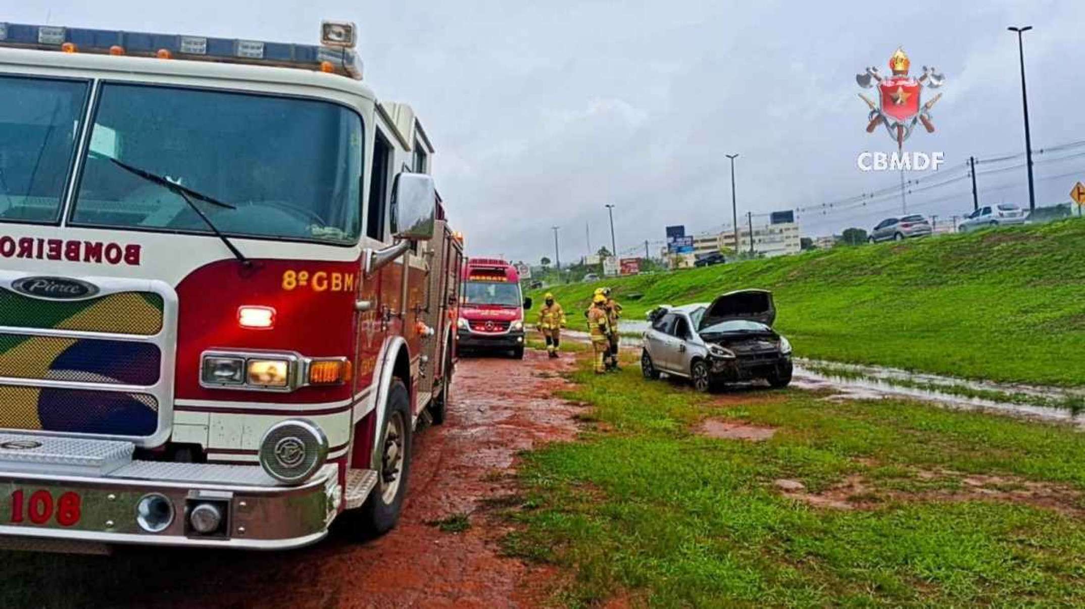 Carro perde controle após aquaplanagem e capota na BR-070