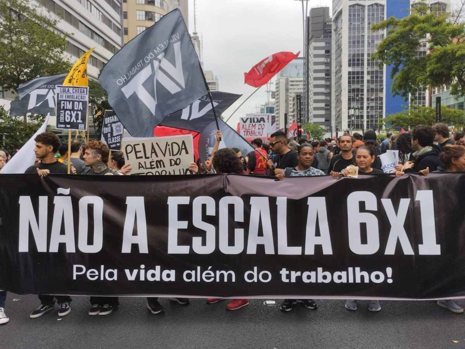 Atos pelo #FimdaEscala6x1 tomam as ruas de dezenas de cidades pelo Brasil