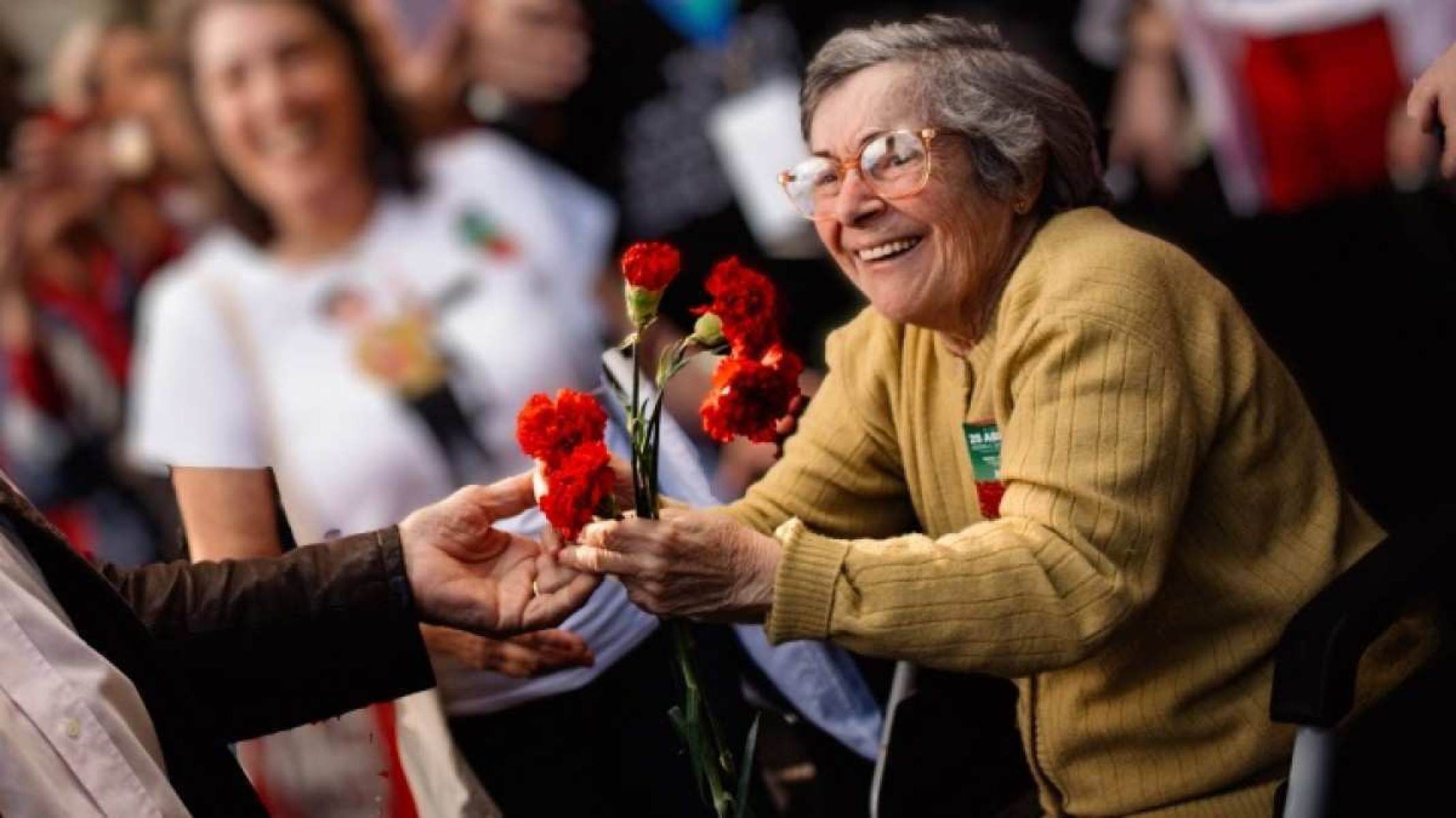 Mulher que foi símbolo da Revolução dos Cravos morre aos 91 anos, em Portugal