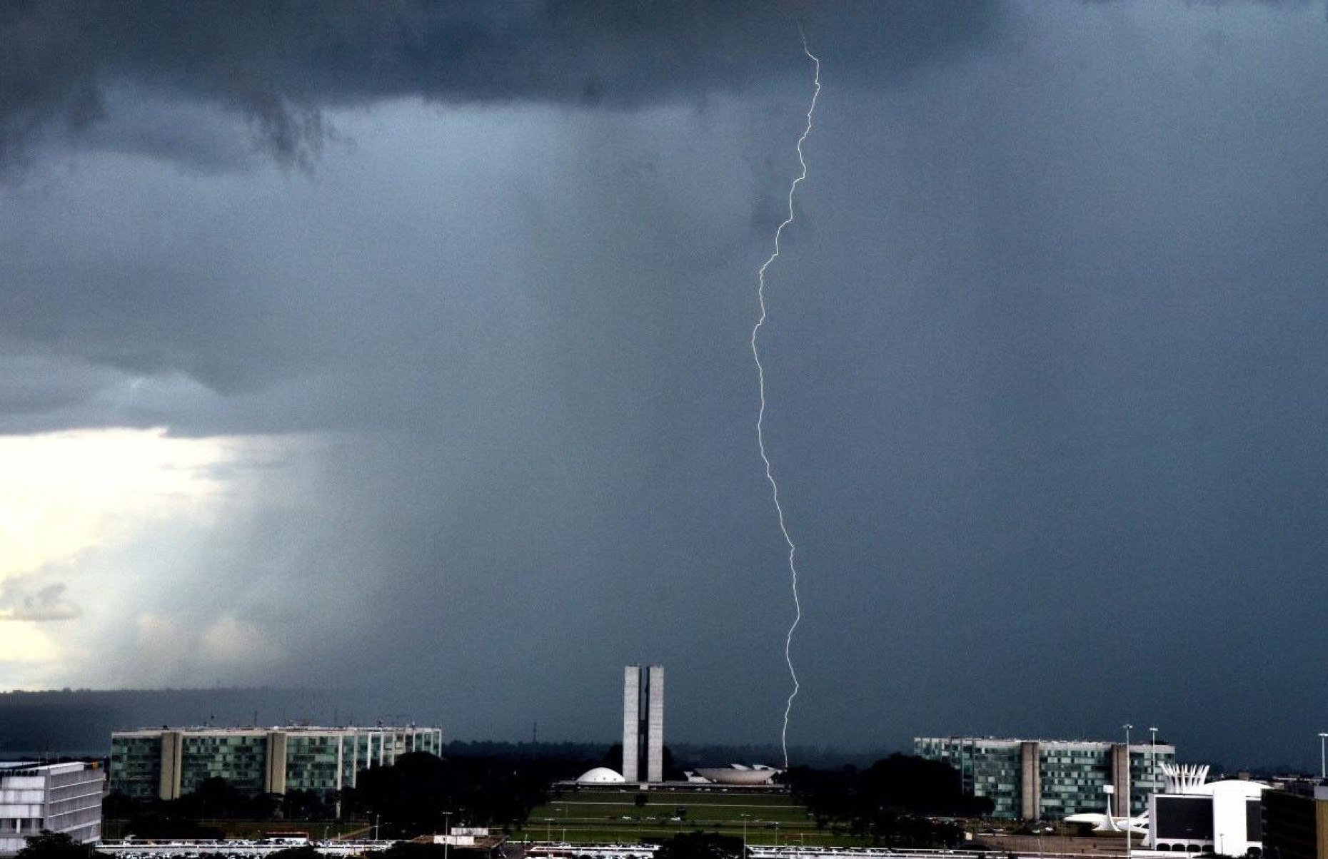 Aumenta a incidência de raios que atingem o Distrito Federal