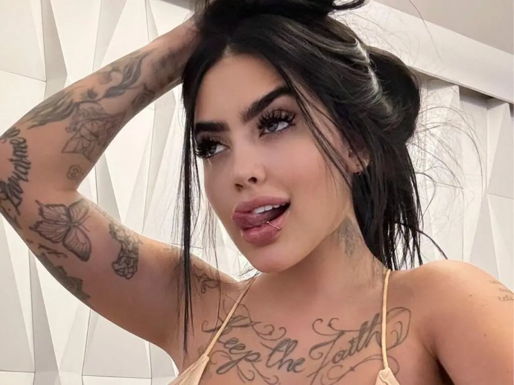 MC Mirella posta foto seminua e mostra bumbum tatuado