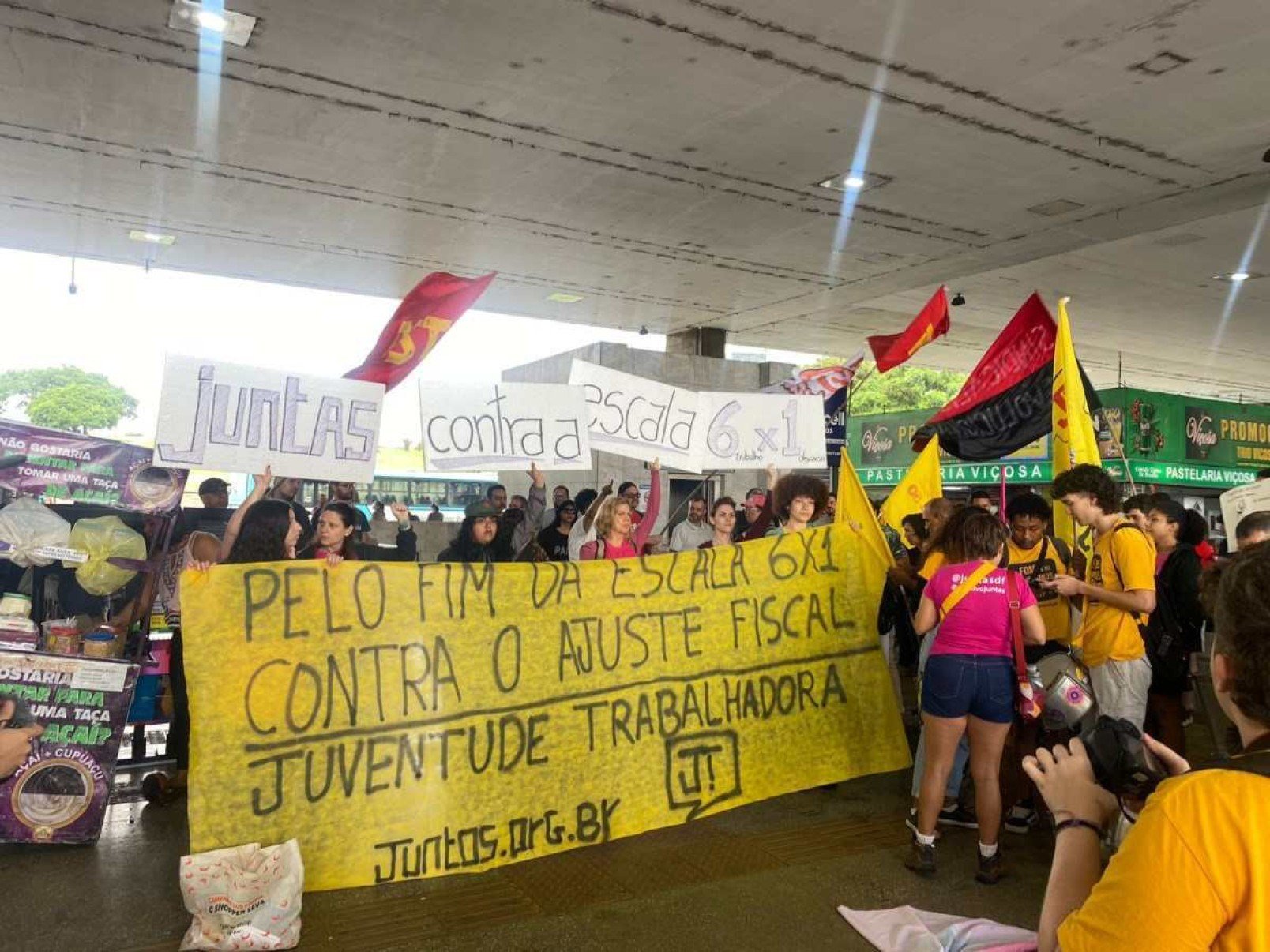 Manifestantes protestam pelo fim da escala 6x1