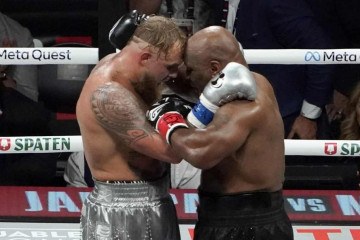 O YouTuber/boxeador americano Jake Paul (L) e o boxeador profissional aposentado dos EUA Mike Tyson (R) se abraçam no final de sua luta de boxe peso pesado no The Pavilion no AT&T Stadium em Arlington, Texas, 15 de novembro de 2024 -  (crédito: TIMOTHY A. CLARY / AFP)