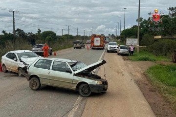 A via precisou ser totalmente interditada para o atendimento às vitimas, em Brazlândia -  (crédito: Divulgação/CBMDF)