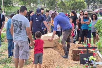 A mãe da jovem chegou a entrar em desespero e chorava alto durante o velório -  (crédito: Minervino Júnior/CB/D.A Press)