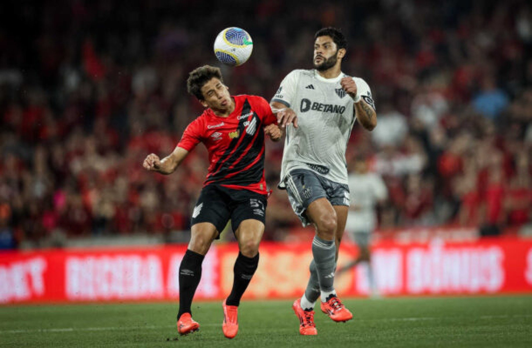 Lucho celebra vitória e torcida do Athletico: ‘Energia muito boa’
