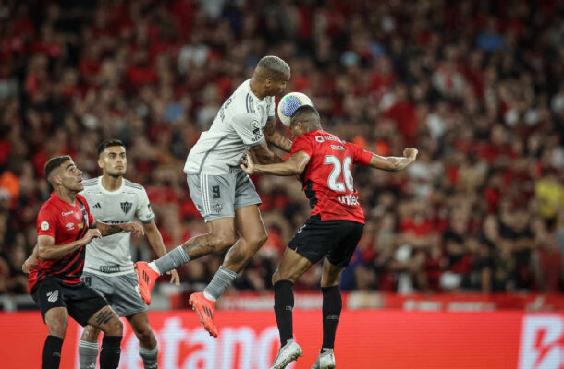 Galo segue péssimo momento, chegando aos sete jogos sem vitórias na temporada; Furacão, por sua vez, sobe cinco posições na tabela - (crédito: Foto: Pedro Souza / CAM) Galo segue péssimo momento, chegando aos sete jogos sem vitórias na temporada; Furacão, por sua vez, sobe cinco posições na tabela - (crédito: Foto: Pedro Souza / CAM)