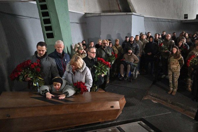 Em Kiev, familiares e amigos lamentam o corpo da médica militar Valentyna Nagorna, morta num ataque russo  