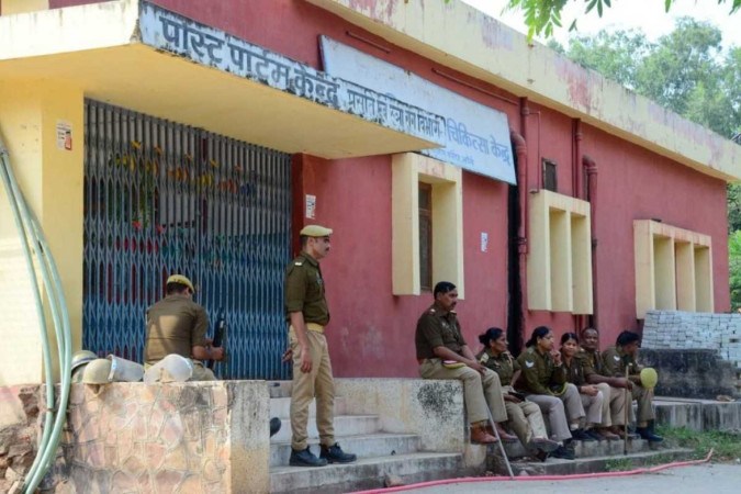 Policiais se reúnem após a morte de recém-nascidos em um incêndio em um hospital em Jhansi, em 16 de novembro de 2024.  -  (crédito:  AFP)