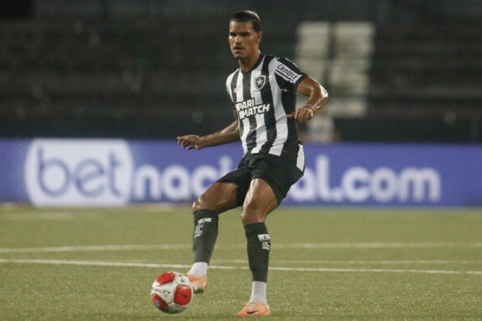 Volante tem contrato com o Botafogo válido até junho de 25, mas Santos quer atleta já para janeiro. Bota espera temporada acabar para conversar - (crédito: Foto: Vitor Silva/Botafogo) Volante tem contrato com o Botafogo válido até junho de 25, mas Santos quer atleta já para janeiro. Bota espera temporada acabar para conversar - (crédito: Foto: Vitor Silva/Botafogo)