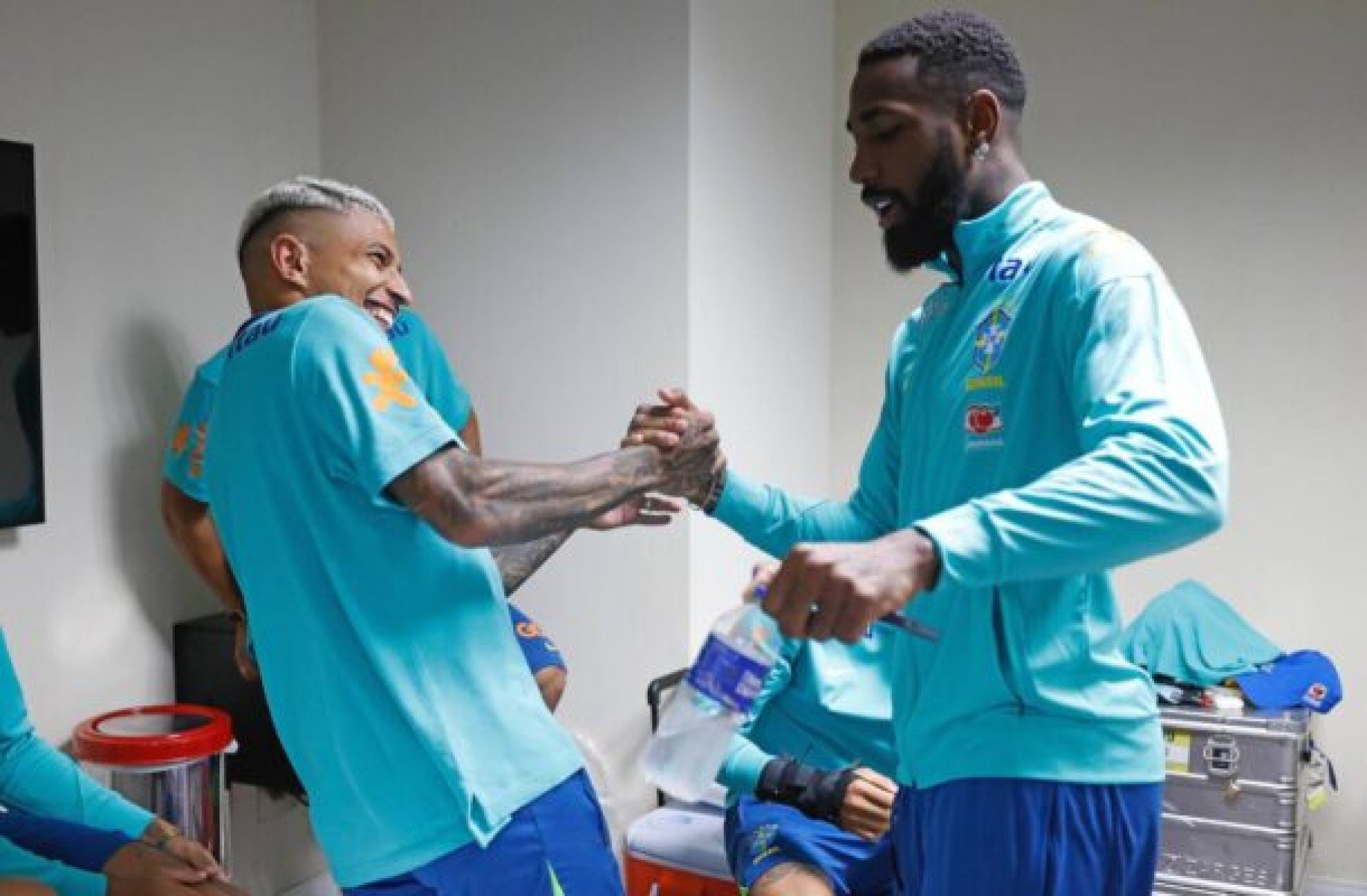 Laterais Dodô e Alex Telles se apresentam à Seleção