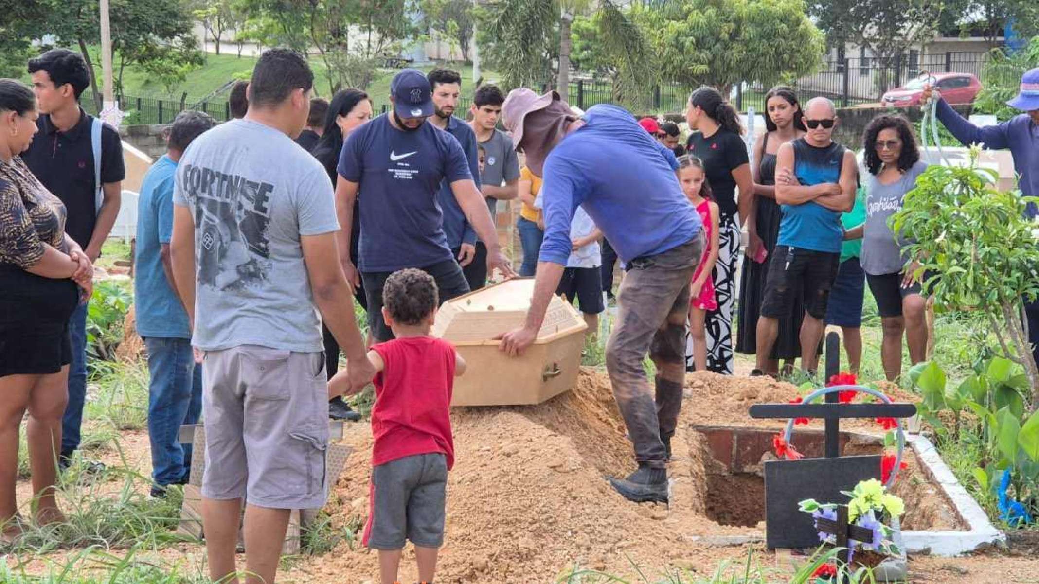 Enterro da 20ª vítima de feminicídio é marcado por comoção e revolta