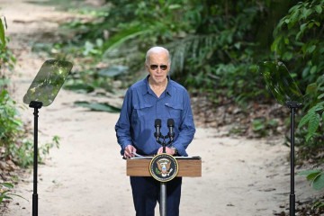 Biden, de 81 anos, desembarcou no início da tarde em Manaus, maior cidade brasileira na Amazônia, uma das regiões mais vulneráveis à degradação ambiental e às mudanças climáticas, das quais Trump é cético -  (crédito: SAUL LOEB / AFP)