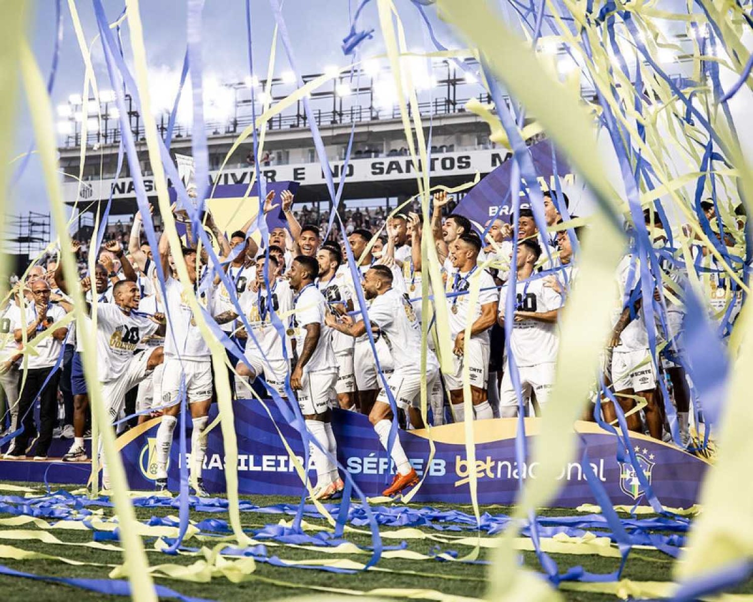 Santos levanta taça de campeão da Série B, na Viva Sorte 