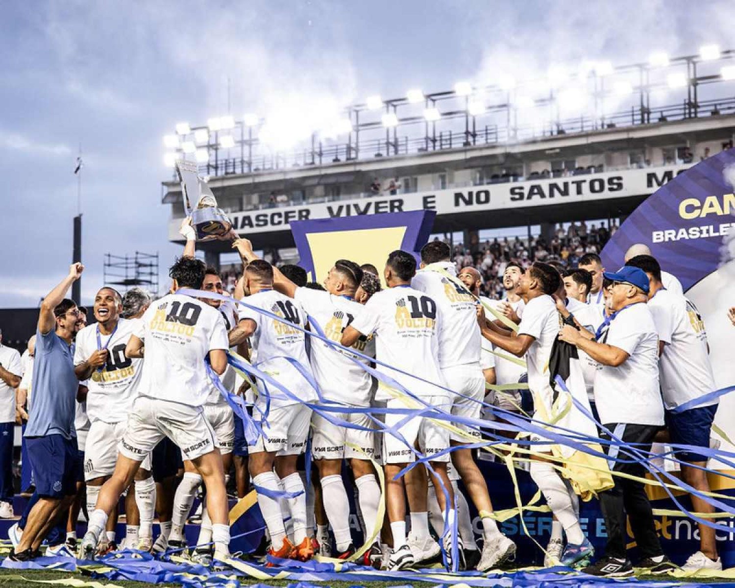 Santos levanta taça de campeão da Série B, na Viva Sorte 