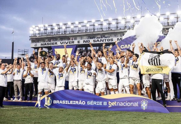 Santos levanta taça de campeão da Série B, na Viva Sorte  -  (crédito: Raul Baretta/ Santos FC.)