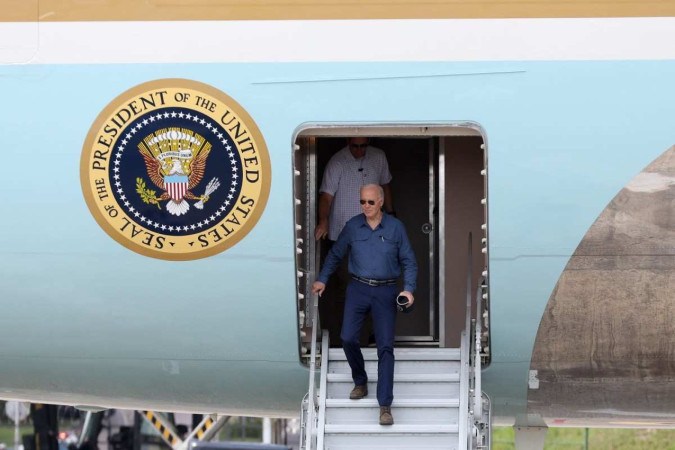 O presidente dos Estados Unidos, Joe Biden, desembarcou em Manaus (AM), neste domingo (17/11) -  (crédito:  MICHAEL DANTAS / AFP)