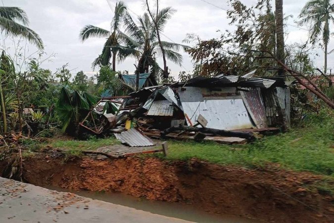 O tufão Man-Yi atingiu a província Catanduanes, no norte das Filipinas -  (crédito: Photo by Handout / Courtesy of Marissa Cueva Alejandro / AFP)