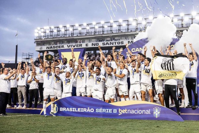 Santos levanta taça de campeão da Série B, na Viva Sorte  -  (crédito: Raul Baretta/ Santos FC.)